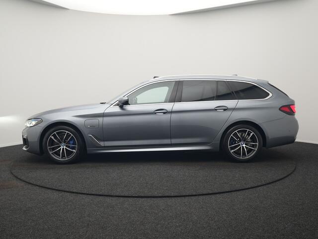 BMW 5-SERIE Touring 530e xDrive M Sport Plug In Hybrid 293pk Dealer O.H. PHEV | Panodak | Head Up | Laser LED | 360 Camera | Harman & Kardon | Sfeerverlichting | Alcantara Sportstoelen Verwarmd | Keyless | Blis | Virtual | Navigatie | DAB |