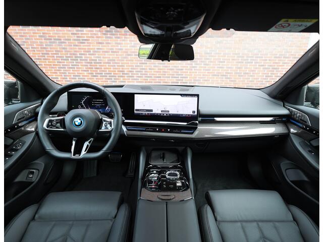 BMW 5-SERIE Touring 530e xDrive | M Performance - Pano - Trekhaak - HUD