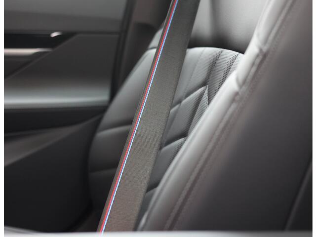 BMW 5-SERIE Touring 530e xDrive | M Performance - Pano - Trekhaak - HUD