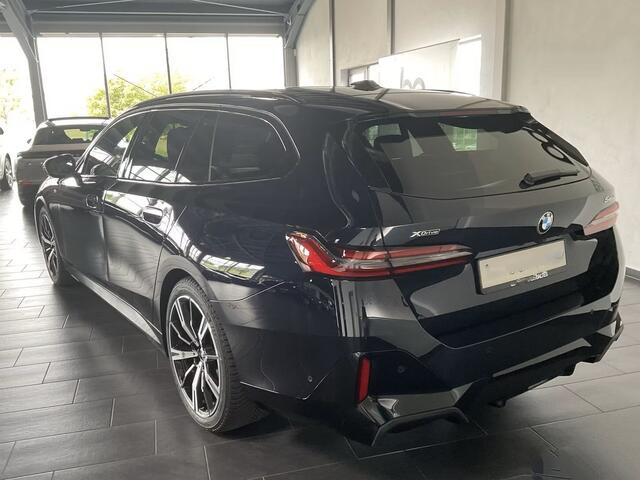 BMW 5-SERIE Touring 540d xDrive M-SPORT Pro ** LED, PANORAMA, LEDER, 20-inch LMV, ICONIC GLOW, TREKH ** Ex BMW - ¤ 31.800 onder NP ** ** INFORMEER OOK NAAR ONZE AANTREKKELIJKE FINANCIAL-LEASE TARIEVEN **