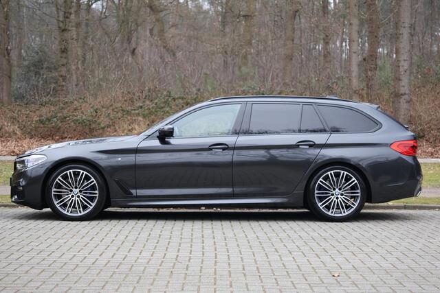 BMW 5-SERIE Touring 530i Executive M-Sport | Head Up AUT | Harman Kardon I Keyless, Stoelverwarming | Stuurwielverwarming | DAB | LED | Shadowline | Draadloos laden |Innovatiespakket | etc.