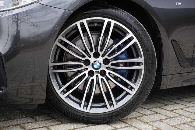 BMW 5-SERIE Touring 530i Executive M-Sport | Head Up AUT | Harman Kardon I Keyless, Stoelverwarming | Stuurwielverwarming | DAB | LED | Shadowline | Draadloos laden |Innovatiespakket | etc.