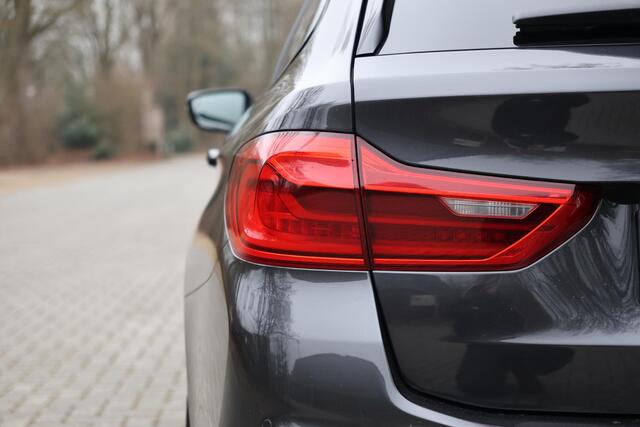 BMW 5-SERIE Touring 530i Executive M-Sport | Head Up AUT | Harman Kardon I Keyless, Stoelverwarming | Stuurwielverwarming | DAB | LED | Shadowline | Draadloos laden |Innovatiespakket | etc.