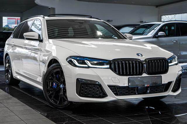 BMW 5-SERIE Touring 530e M-SPORT PRO ** LASER, M-SPORT SPORTST, PANORAMA, ACC, HuD, 19-inch LMV ** 1e EIG - UNFALLFREI - BMW GAR ** ** INFORMEER OOK NAAR ONZE AANTREKKELIJKE FINANCIAL-LEASE TARIEVEN **