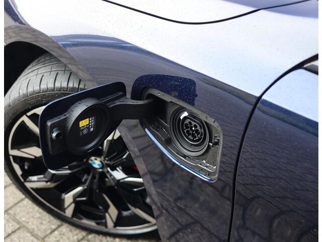 BMW 5-SERIE Touring 550e xDrive | Pano - Trekhaak - Bow&Wil