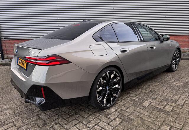 BMW 5-SERIE 550e xDrive | M Sportpakket Pro | 21inch | HUD | B&W | Panorama-dak |