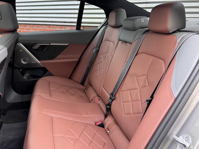 BMW 5-SERIE 550e xDrive | M Sportpakket Pro | 21inch | HUD | B&W | Panorama-dak |