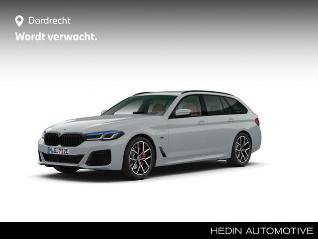 BMW 5-SERIE Touring 530e M-Sport Pro | Individual Brooklyn Grau | 19" | Ventilatie | Lederen Dash | Driving Ass. Pro | Laser | Harman Kardon
