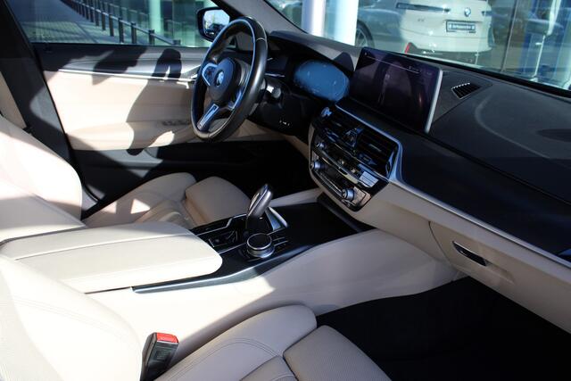 BMW 5-SERIE Touring 530i High Executive M Sport Automaat / Panoramadak / Trekhaak / Sportstoelen / M Sportonderstel / Stuurverwarming / Adaptieve LED / Stoelverwarming