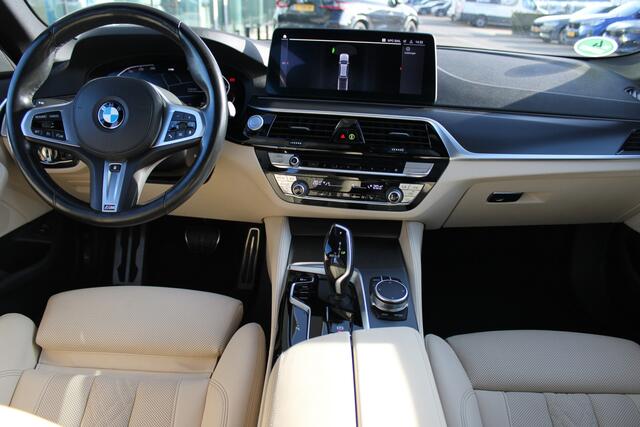 BMW 5-SERIE Touring 530i High Executive M Sport Automaat / Panoramadak / Trekhaak / Sportstoelen / M Sportonderstel / Stuurverwarming / Adaptieve LED / Stoelverwarming