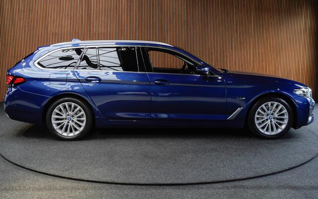 BMW 5-SERIE Touring 530e xDrive Navi Leer Camera PDC Carplay LED Climate voor & achter Elektr. achterklep Virtual Stoelverwarming DAB LM velgen
