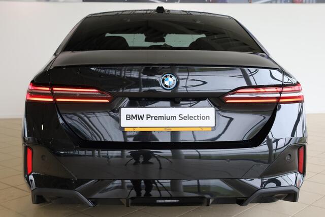 BMW 5-SERIE Sedan 530e M Sport Pro | Bowers & Wilkins | Panoramadak | Comfortstoelen
