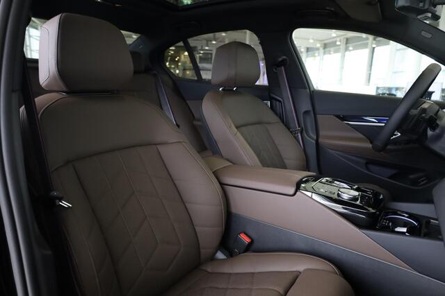 BMW 5-SERIE Sedan 530e M Sport Pro | Bowers & Wilkins | Panoramadak | Comfortstoelen