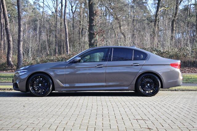 BMW 5-SERIE M550i xDrive High Executive Vol | HUD | Schuifdak | B&W | Soft Close | Massage | Driv ass plus | Standkachel | 360 | DAB | Stoelventilatie | Elektr. trekhaak | Ambient Air | Stuurwielverwarming | Etc.
