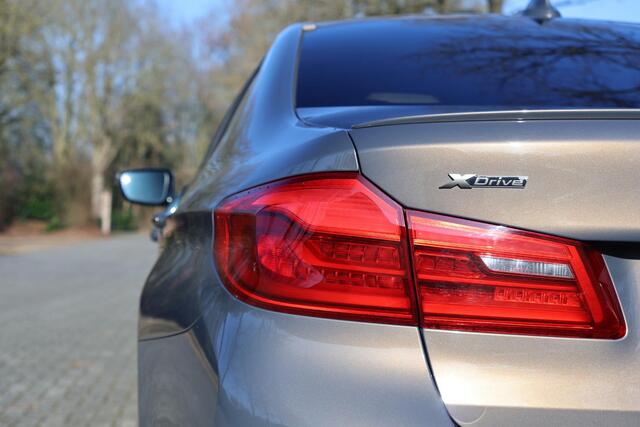 BMW 5-SERIE M550i xDrive High Executive Vol | HUD | Schuifdak | B&W | Soft Close | Massage | Driv ass plus | Standkachel | 360 | DAB | Stoelventilatie | Elektr. trekhaak | Ambient Air | Stuurwielverwarming | Etc.