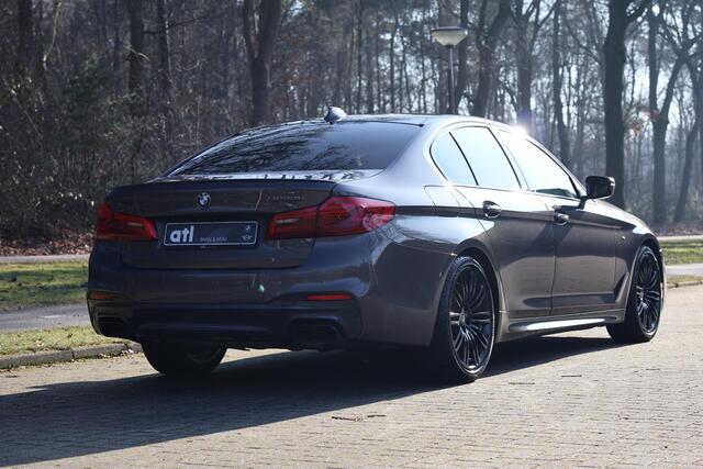 BMW 5-SERIE M550i xDrive High Executive Vol | HUD | Schuifdak | B&W | Soft Close | Massage | Driv ass plus | Standkachel | 360 | DAB | Stoelventilatie | Elektr. trekhaak | Ambient Air | Stuurwielverwarming | Etc.
