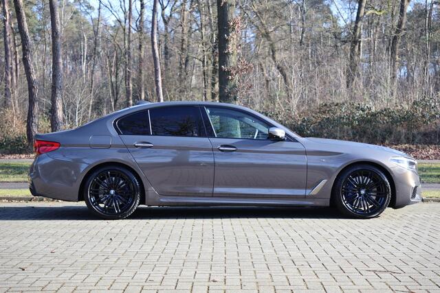 BMW 5-SERIE M550i xDrive High Executive Vol | HUD | Schuifdak | B&W | Soft Close | Massage | Driv ass plus | Standkachel | 360 | DAB | Stoelventilatie | Elektr. trekhaak | Ambient Air | Stuurwielverwarming | Etc.