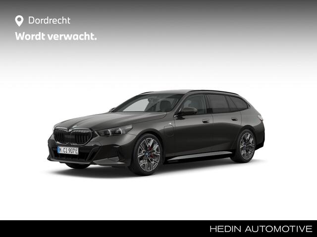 BMW 5-SERIE Touring 530e M-Sport Pro | 20" | Trekhaak | Harman Kardon | Driving Assistant Plus | Iconic Glow exterieurpakket
