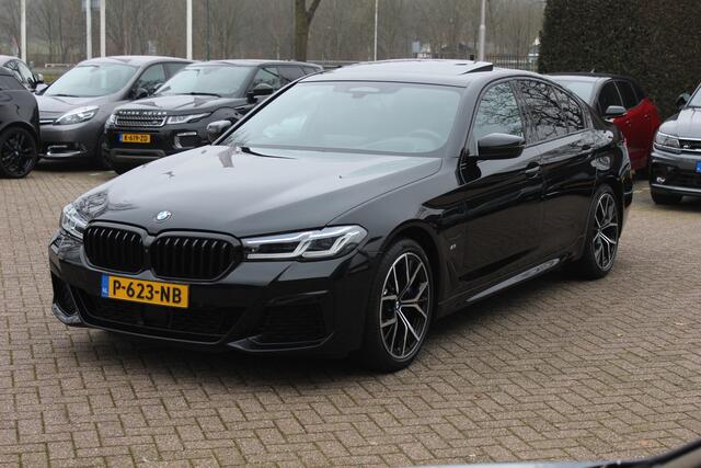 BMW 5-SERIE 530e xDrive High Exe. M Sport / Trekhaak / Schuifdak / Camera / Head-up / 19'' / CarPlay / Harman Kardon / Leder / Dodehoek / Stoelverwarming4x / ACC