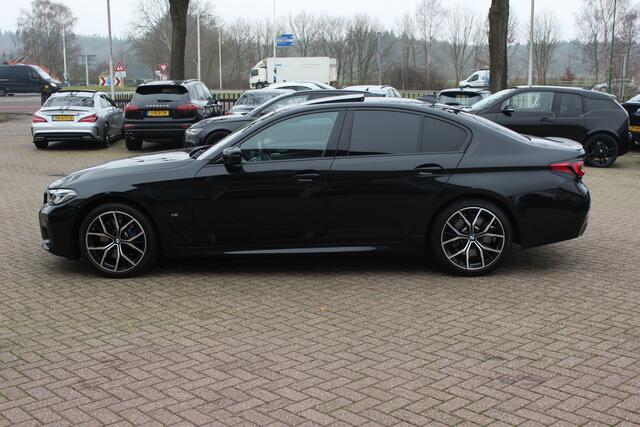 BMW 5-SERIE 530e xDrive High Exe. M Sport / Trekhaak / Schuifdak / Camera / Head-up / 19'' / CarPlay / Harman Kardon / Leder / Dodehoek / Stoelverwarming4x / ACC