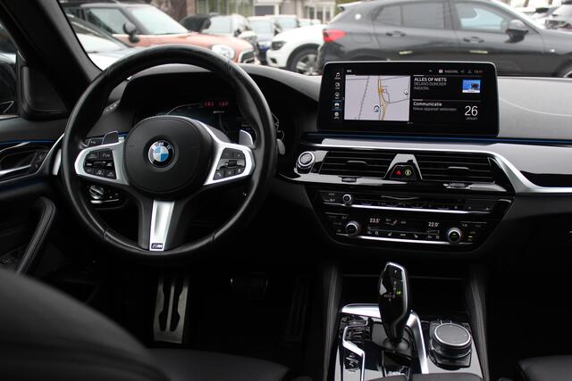BMW 5-SERIE 530e xDrive High Exe. M Sport / Trekhaak / Schuifdak / Camera / Head-up / 19'' / CarPlay / Harman Kardon / Leder / Dodehoek / Stoelverwarming4x / ACC