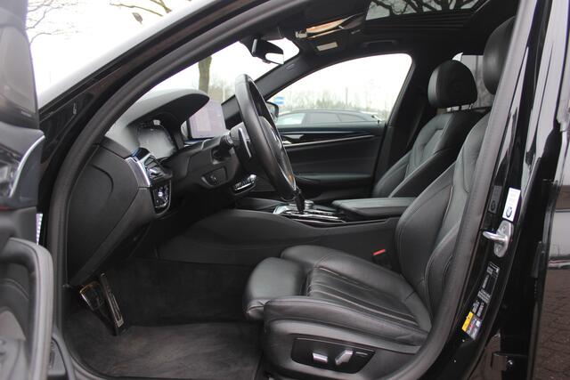BMW 5-SERIE 530e xDrive High Exe. M Sport / Trekhaak / Schuifdak / Camera / Head-up / 19'' / CarPlay / Harman Kardon / Leder / Dodehoek / Stoelverwarming4x / ACC