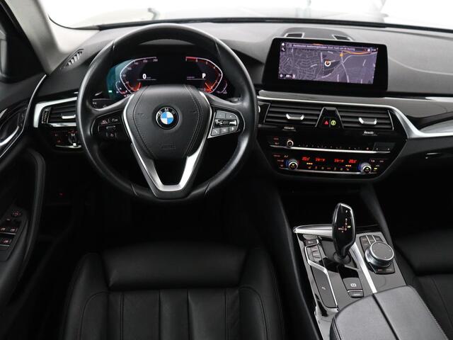 BMW 5-SERIE 520i High Executive | Panoramadak | Leder | Trekhaak | Stoelverwarming | Camera | Live Cockpit | Park Assist | Carplay | Full LED | Navigatie | Climate control | Cruise control