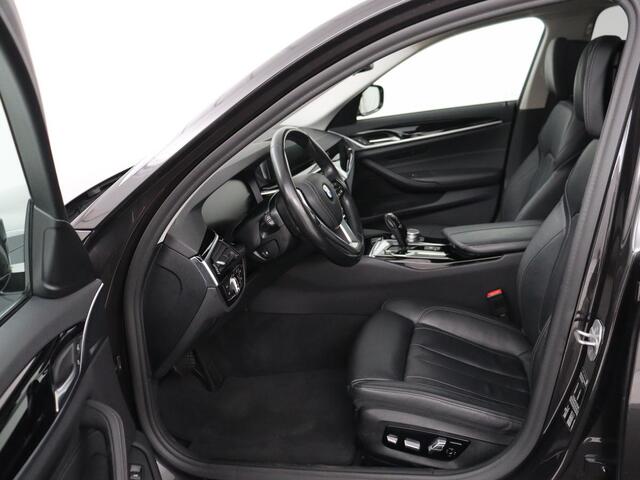 BMW 5-SERIE 520i High Executive | Panoramadak | Leder | Trekhaak | Stoelverwarming | Camera | Live Cockpit | Park Assist | Carplay | Full LED | Navigatie | Climate control | Cruise control