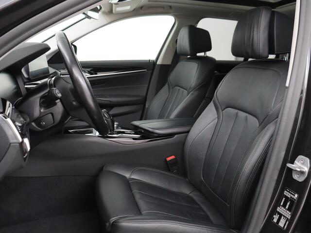 BMW 5-SERIE 520i High Executive | Panoramadak | Leder | Trekhaak | Stoelverwarming | Camera | Live Cockpit | Park Assist | Carplay | Full LED | Navigatie | Climate control | Cruise control