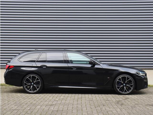 BMW 5-SERIE Touring 540i xDrive | High Executive | M Sportpakket Pro | Panodak | Trekhaak | Head-Up | M Stoelen | Entertainmentsysteem Professional achterin | Harman Kardon | Driving Assistant Prof. | Comfort Access | 20'' LMV