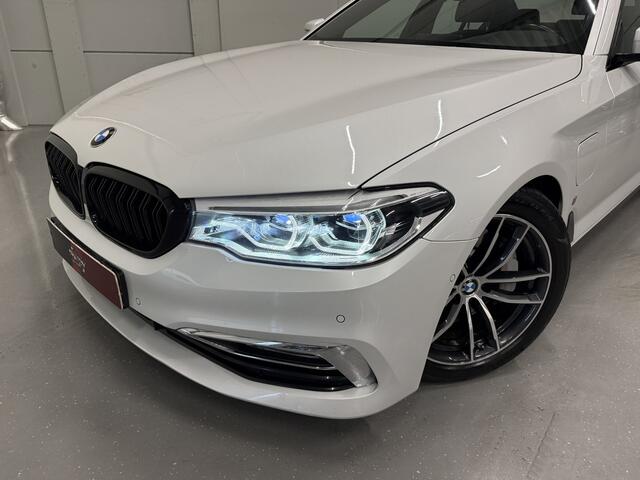 BMW 5-SERIE 530e iPerformance High Exe LED/MEMORY+VENTILATIE/VIRTUAL/CAMERA/SFEER/18"M-SPORT/DONKERE-HEMEL/PDC+ASSISTENT/AFN.TREKHAAK/SHADOW-LINE/ORIG. NL AUTO PERFECT ONDERHOUDEN