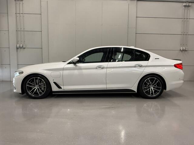 BMW 5-SERIE 530e iPerformance High Exe LED/MEMORY+VENTILATIE/VIRTUAL/CAMERA/SFEER/18"M-SPORT/DONKERE-HEMEL/PDC+ASSISTENT/AFN.TREKHAAK/SHADOW-LINE/ORIG. NL AUTO PERFECT ONDERHOUDEN