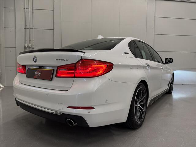 BMW 5-SERIE 530e iPerformance High Exe LED/MEMORY+VENTILATIE/VIRTUAL/CAMERA/SFEER/18"M-SPORT/DONKERE-HEMEL/PDC+ASSISTENT/AFN.TREKHAAK/SHADOW-LINE/ORIG. NL AUTO PERFECT ONDERHOUDEN