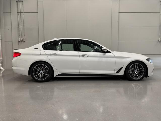 BMW 5-SERIE 530e iPerformance High Exe LED/MEMORY+VENTILATIE/VIRTUAL/CAMERA/SFEER/18"M-SPORT/DONKERE-HEMEL/PDC+ASSISTENT/AFN.TREKHAAK/SHADOW-LINE/ORIG. NL AUTO PERFECT ONDERHOUDEN