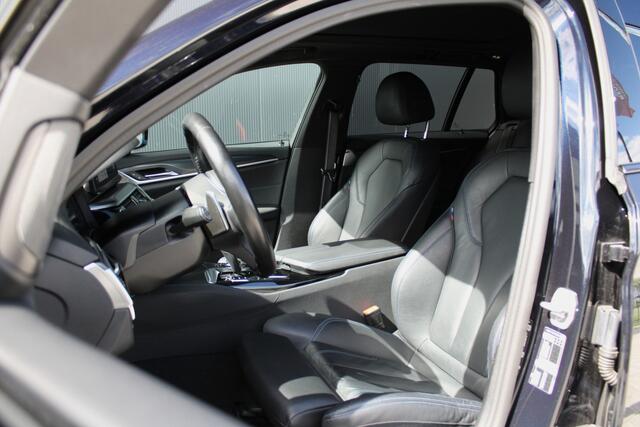 BMW 5-SERIE Touring 530d M-Sport - Trekhaak - Pano - Laser - HUD - 360 Camera - Keyless - Sportstoelen - H&K - Fabrieksgarantie - Rijklaar