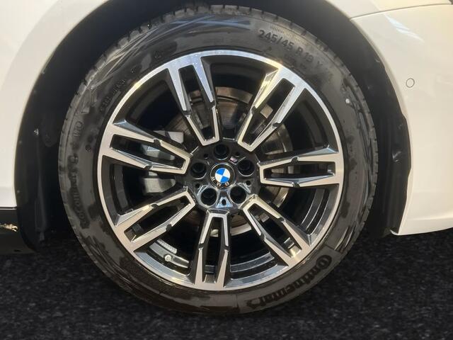 BMW 5-SERIE Touring 530e M Sport ** LED, NAVI+, LEDER/ALC, PANORAMA, TREKH, H&K SOUND, 19-inch LMV ** 1e EIG - Ex BMW-AG ** ** INFORMEER OOK NAAR ONZE AANTREKKELIJKE FINANCIAL-LEASE TARIEVEN **