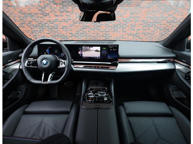 BMW 5-SERIE Touring 550e xDrive | Trekhaak - M Sport Pro - Alcantara