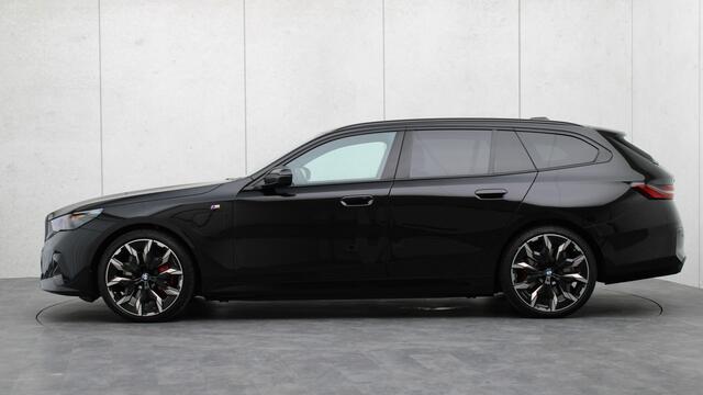 BMW 5-SERIE Touring 550e xDrive M-Sport Pro | Bowers & Wilkins | Stoelventilatie | Head-up | Panoramadak | Trekhaak | Carbon