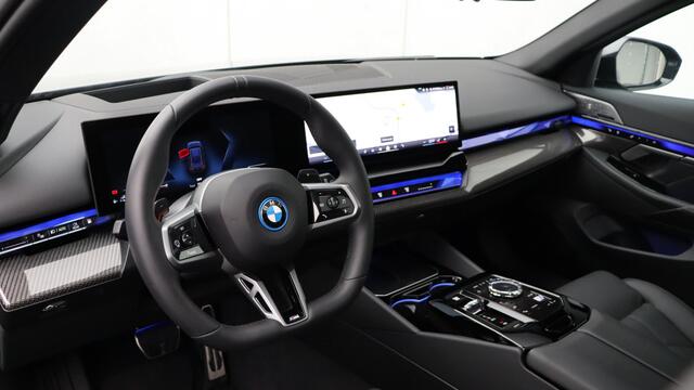 BMW 5-SERIE Touring 550e xDrive M-Sport Pro | Bowers & Wilkins | Stoelventilatie | Head-up | Panoramadak | Trekhaak | Carbon