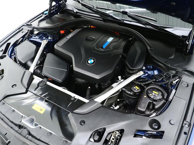 BMW 5-SERIE Touring 530e xDrive Shadow | Camera | Keyless | Adaptive Cruise | HUD | Leder | Dodehoek | Sfeerlicht | Carplay