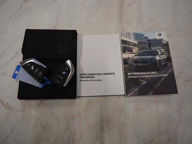 BMW 5-SERIE Touring 530e xDrive Shadow | Camera | Keyless | Adaptive Cruise | HUD | Leder | Dodehoek | Sfeerlicht | Carplay