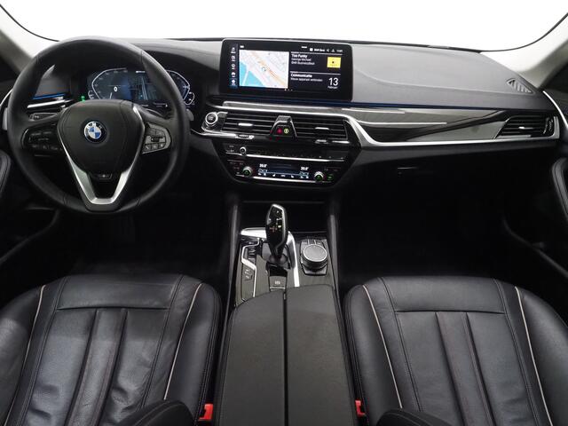 BMW 5-SERIE Touring 530e Executive Luxury | Panoramadak | Leder | Camera | Keyless | Sfeerlicht | Virtual | DAB | Carplay