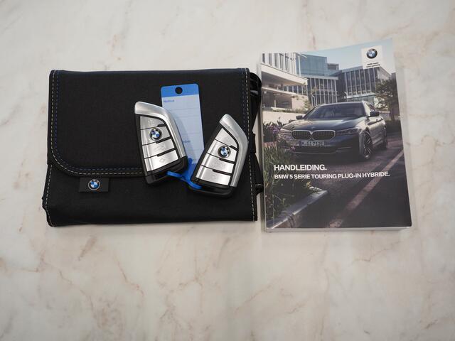 BMW 5-SERIE Touring 530e Executive Luxury | Panoramadak | Leder | Camera | Keyless | Sfeerlicht | Virtual | DAB | Carplay