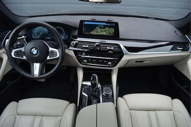 BMW 5-SERIE Touring 520i High Executive | M-PAKKET | PANO | CAMERA |