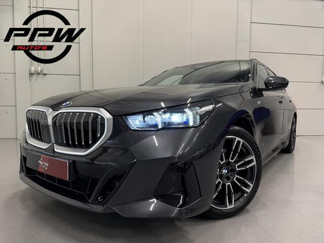 BMW 5-SERIE Touring 520i M-Sport ICONIC PANO/TREKHAAK/H&K/HEAD-UP/360CAMERA/VENTILATIE/DRIVING ASS. PRO/ADAPTIVE-LED/STANDKACHEL/NIEUWPRIJS ¤ 94.454,-/FABRIEKS-GARANTIE TOT 04/2028