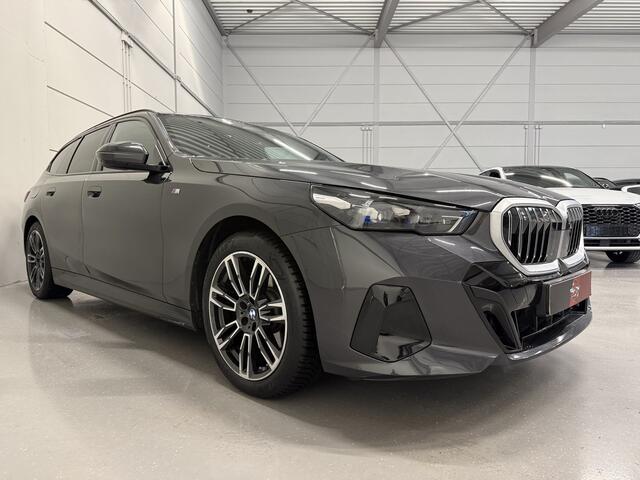 BMW 5-SERIE Touring 520i M-Sport ICONIC PANO/TREKHAAK/H&K/HEAD-UP/360CAMERA/VENTILATIE/DRIVING ASS. PRO/ADAPTIVE-LED/STANDKACHEL/NIEUWPRIJS ¤ 94.454,-/FABRIEKS-GARANTIE TOT 04/2028