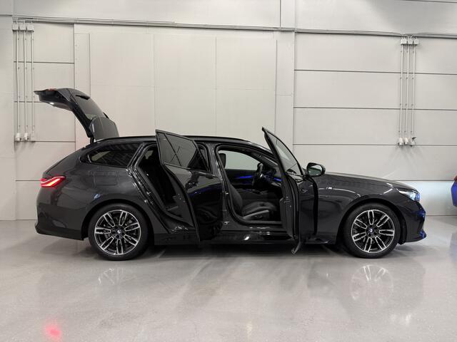 BMW 5-SERIE Touring 520i M-Sport ICONIC PANO/TREKHAAK/H&K/HEAD-UP/360CAMERA/VENTILATIE/DRIVING ASS. PRO/ADAPTIVE-LED/STANDKACHEL/NIEUWPRIJS ¤ 94.454,-/FABRIEKS-GARANTIE TOT 04/2028