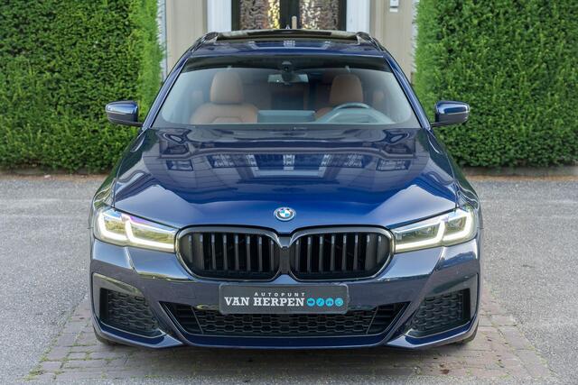 BMW 5-SERIE Touring 530e xDrive M-Sport PANO | LASER | HUD | KEYLESS | INDIVIDUAL TANSANITBLAU