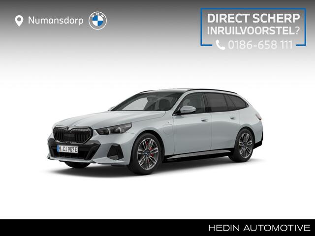 BMW 5-SERIE Touring 550e xDrive M-Sport Pro | Driving Assistant Professional | Trekhaak | Panorama | Harman Kardon