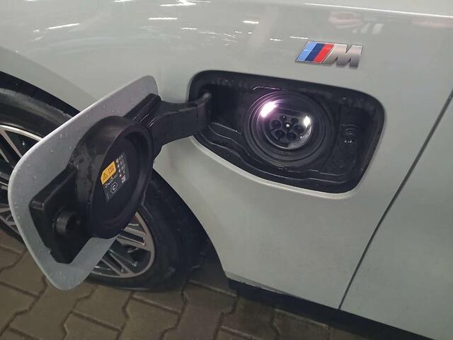 BMW 5-SERIE Touring 550e xDrive M-Sport Pro | Driving Assistant Professional | Trekhaak | Panorama | Harman Kardon